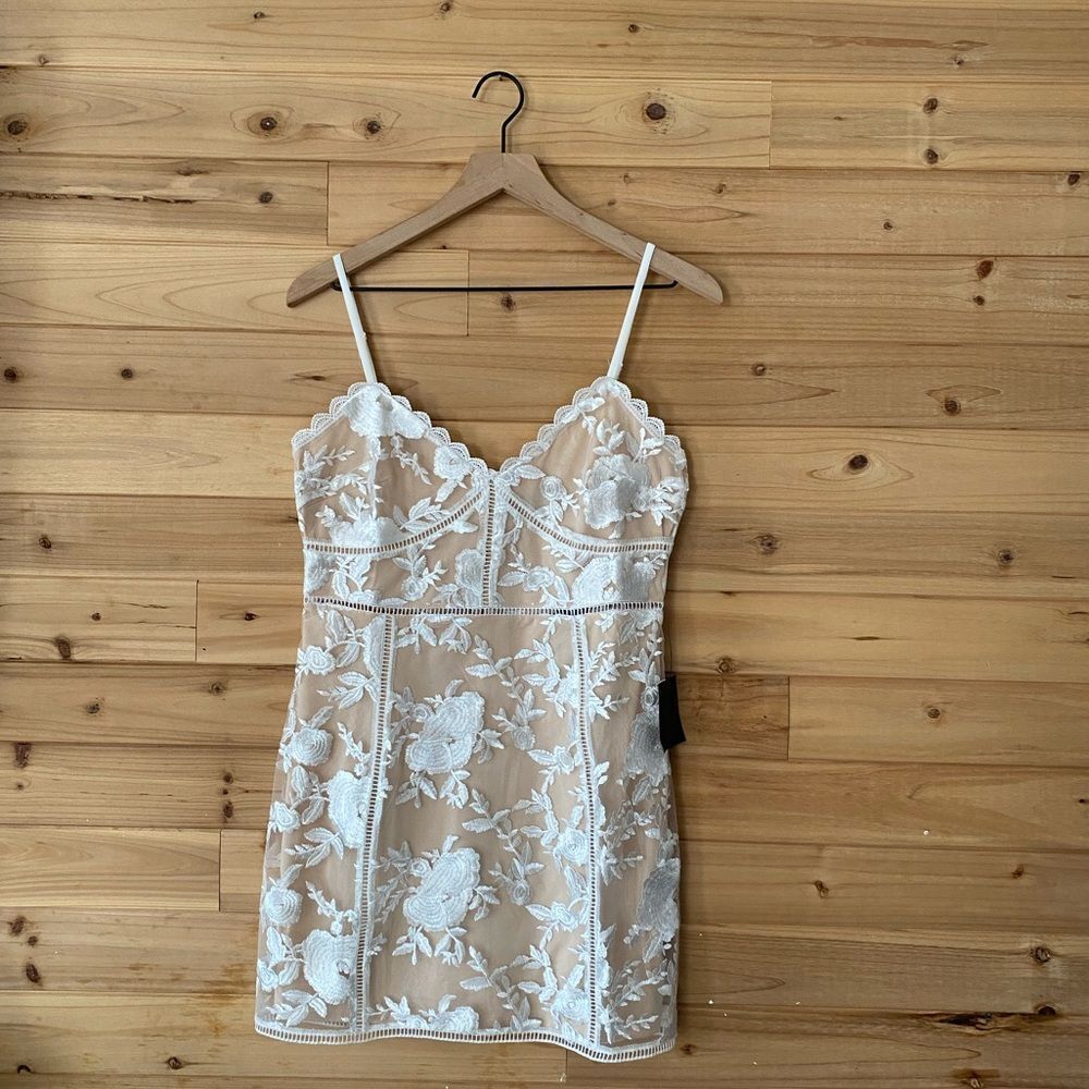 NWT Lulu's Size Medium Party Pretty White & Beige Lace Bodycon Mini Dress